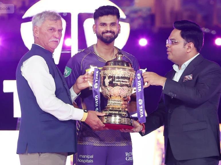 Shreyas Iyer with IPL 2024 trophy