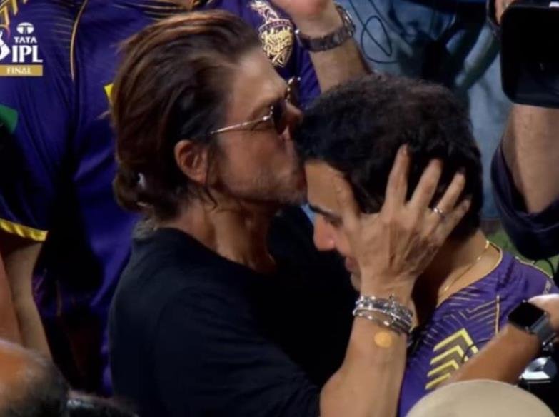 Shah Rukh Khan kissed Gautam Gambhir on forehead after KKR's IPL triumph