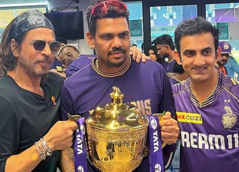 Gautam Gambhir with Sunil Narine, Shah Rukh Khan and the IPL 2024 trophy.